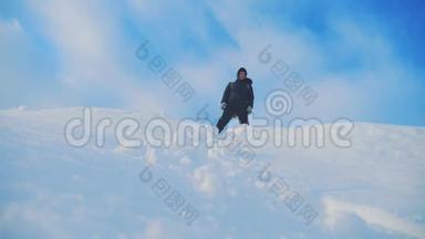 商赢成功的理念.. 男子旅行者<strong>站在山顶</strong>，在冬天的山上徒步旅行，剪影阳光